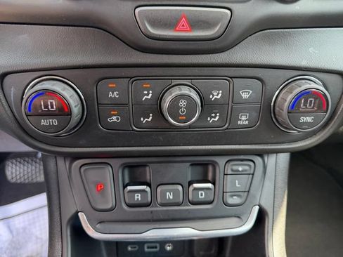 Used 2021 GMC Terrain SLT w/ Infotainment Package II FWD image 4
