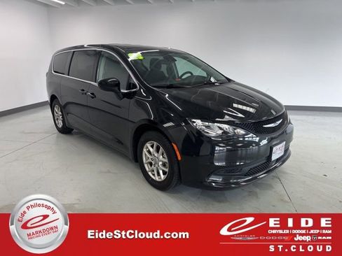 Used 2023 Chrysler Voyager LX image 1