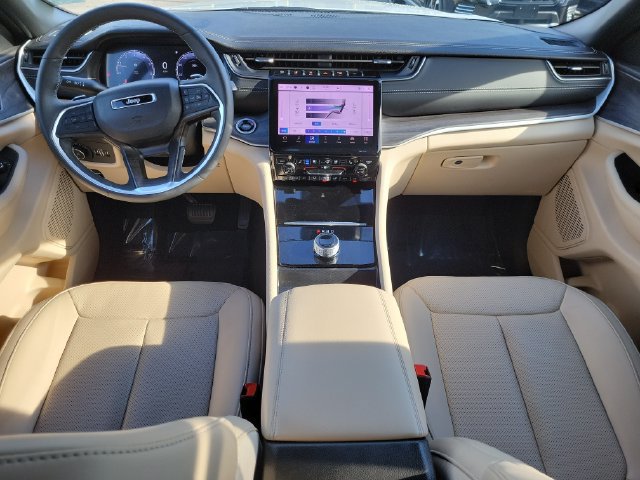 Certified 2025 Jeep Grand Cherokee Limited w/ Luxury Tech Group II RWD image 17