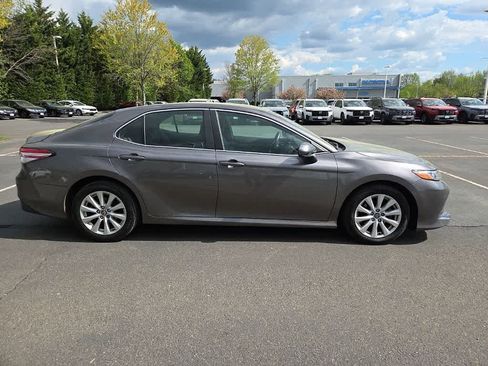 Used 2018 Toyota Camry LE image 4