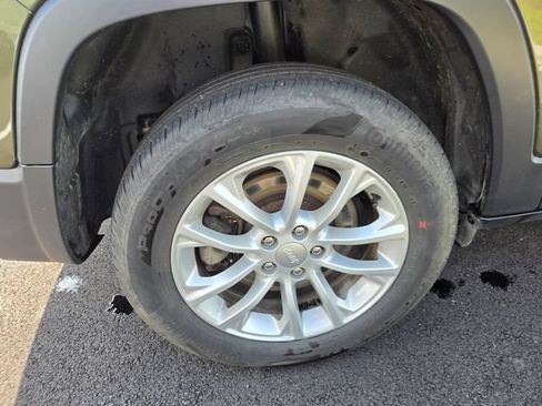 Used 2020 Jeep Cherokee Latitude w/ Advanced Safety Group AWD/4WD image 29