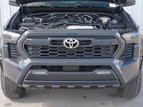 Used 2024 Toyota Tacoma TRD Off-Road w/ TRD Off Road Upgrade Package AWD/4WD image 8