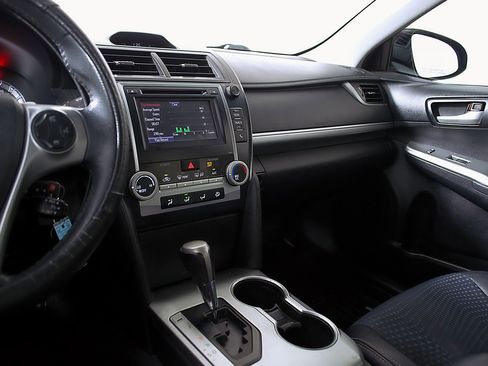 Used 2014 Toyota Camry SE image 29