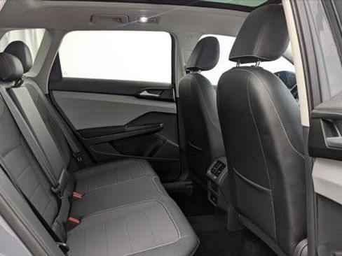 Used 2023 Volkswagen Taos SE w/ Panoramic Sunroof Package FWD image 17