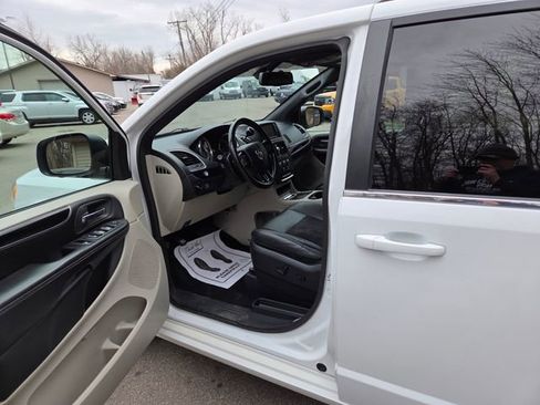Used 2020 Dodge Grand Caravan SXT image 11