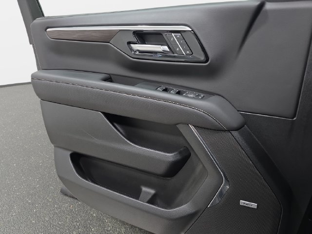 Used 2025 Chevrolet Suburban Premier AWD/4WD image 25