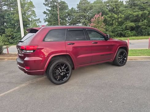 Used 2018 Jeep Grand Cherokee Altitude AWD/4WD image 3