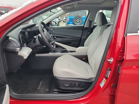 Used 2023 Hyundai Elantra Limited image 16