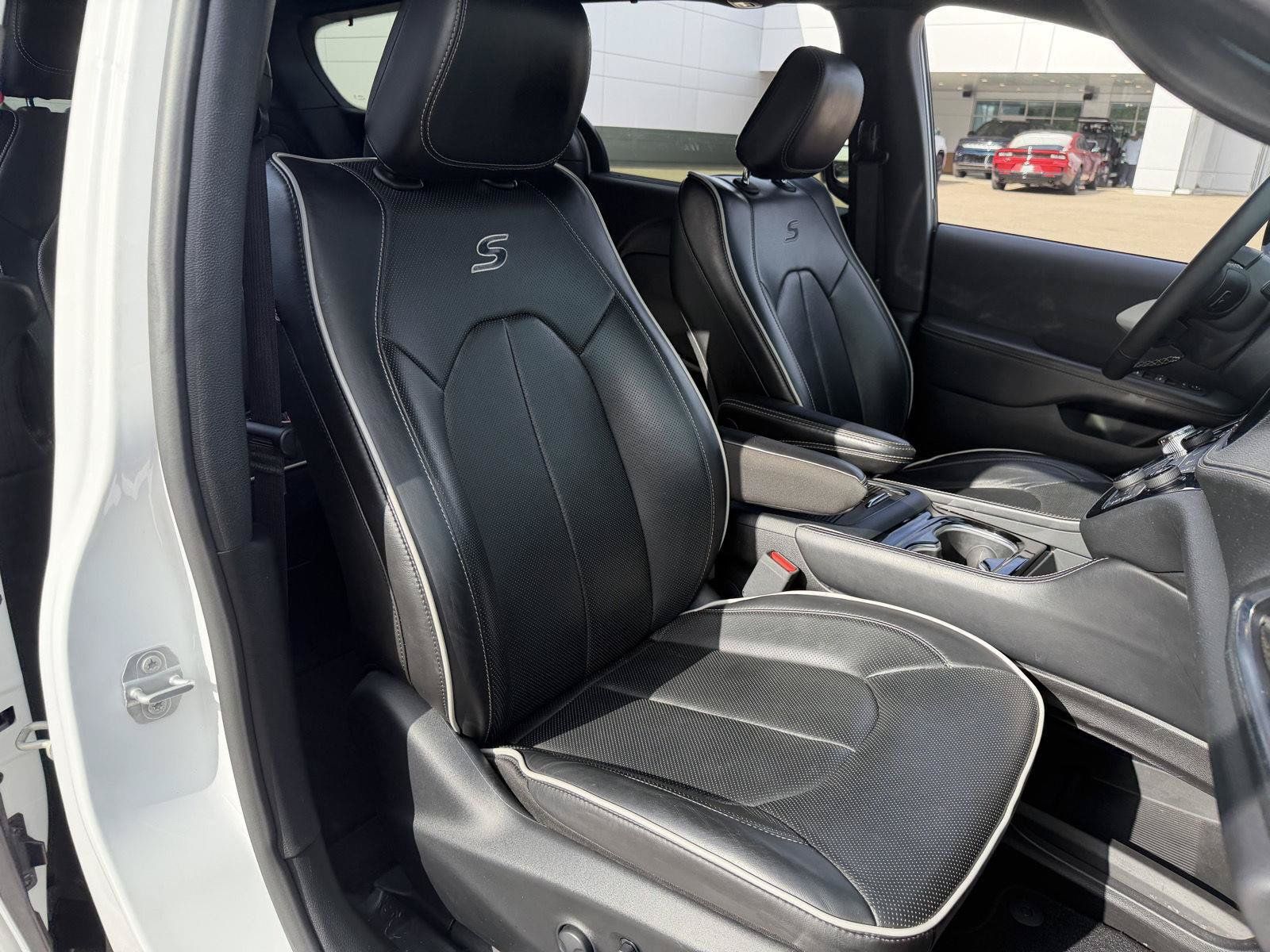 Used 2025 Chrysler Pacifica Limited FWD image 21