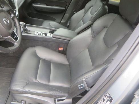 Used 2018 Volvo XC60 T6 Momentum w/ Convenience Package image 26