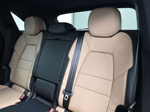 Used 2025 Porsche Cayenne AWD/4WD image 6