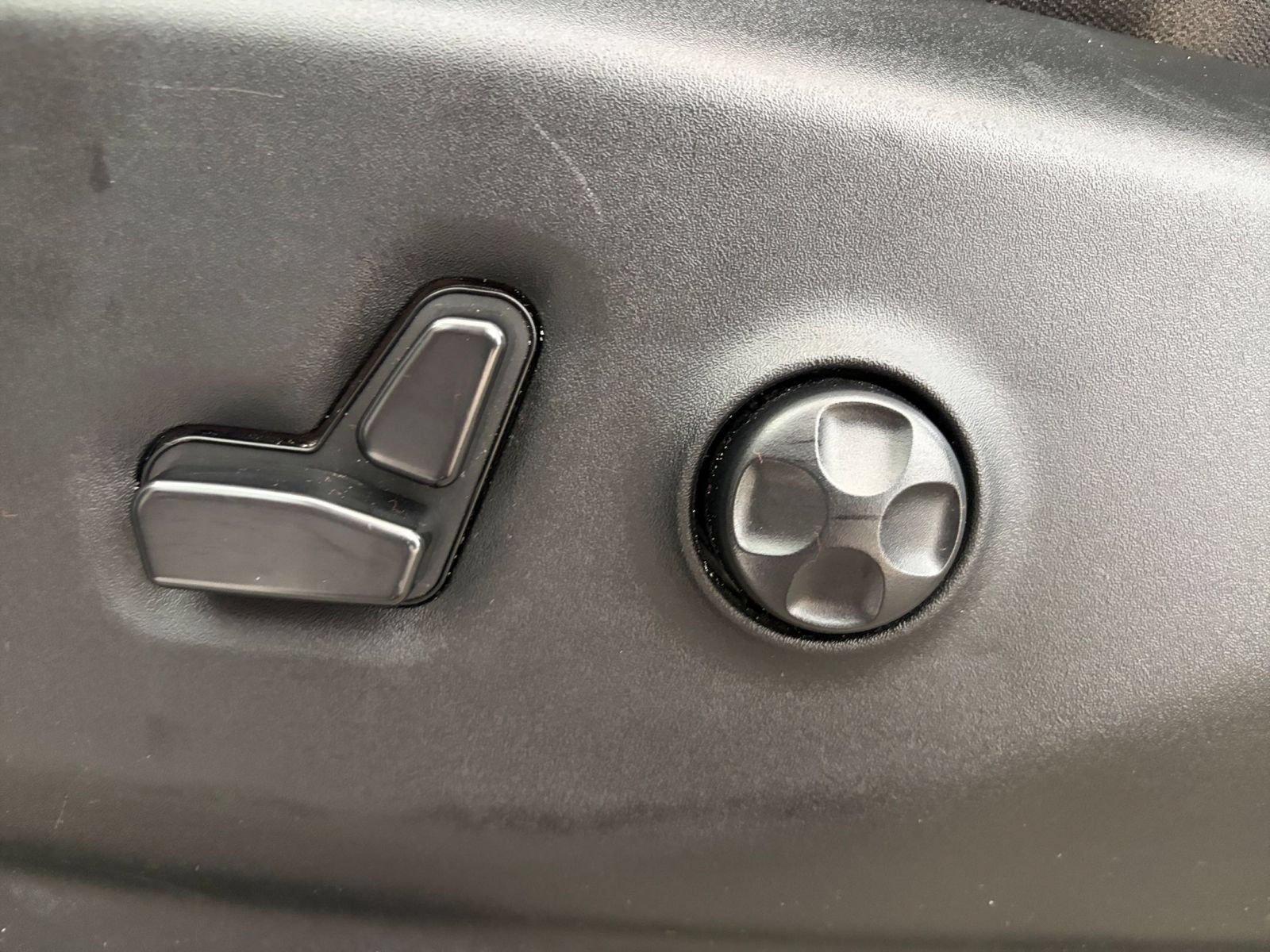 Used 2024 Chrysler Voyager LX FWD image 21