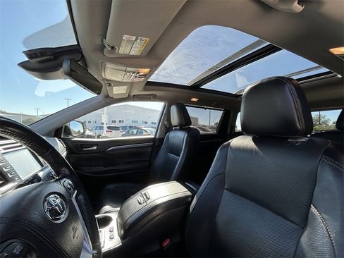 Used 2018 Toyota Highlander Limited Platinum image 12