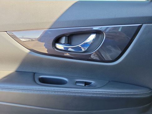 Certified 2018 Nissan Rogue SV image 12