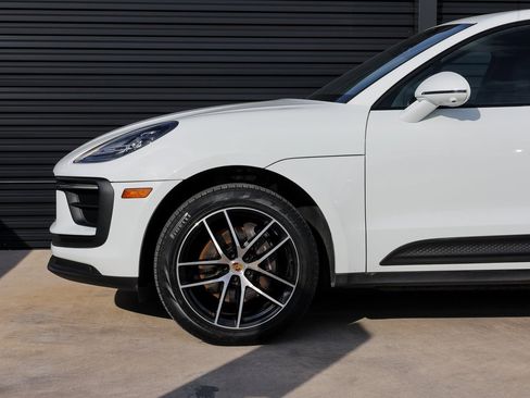 Certified 2023 Porsche Macan image 11
