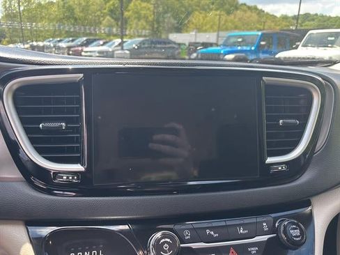 Used 2023 Chrysler Pacifica Touring-L FWD image 20