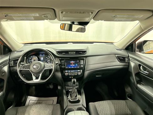 Used 2020 Nissan Rogue SV image 18