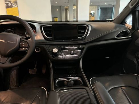 Used 2025 Chrysler Pacifica Limited image 39