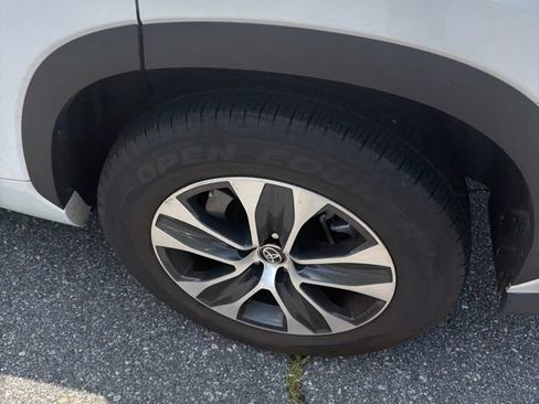 Used 2023 Toyota Highlander XLE FWD image 16