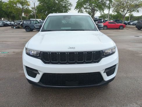 Used 2023 Jeep Grand Cherokee Laredo X image 4