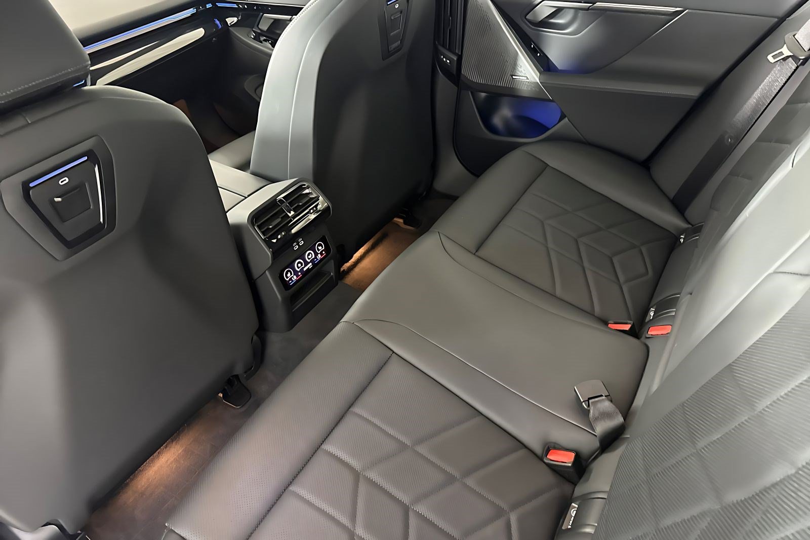 Used 2026 BMW 530i w/ Premium Package RWD image 31