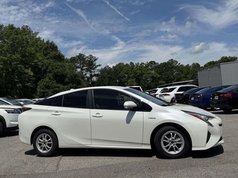 Used 2016 Toyota Prius Four FWD image 8