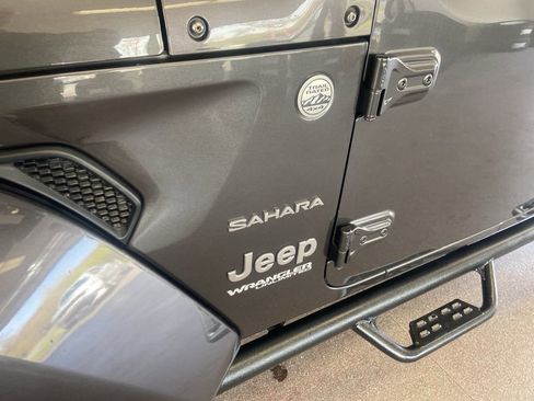 Used 2018 Jeep Wrangler Unlimited Sahara AWD/4WD image 5