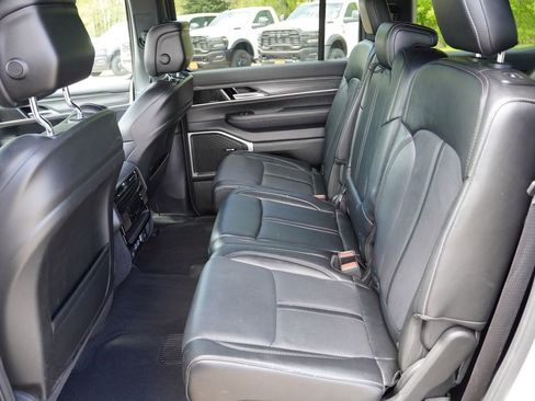 Certified 2024 Jeep Wagoneer Series II w/ Flexible Seating Group AWD/4WD image 18