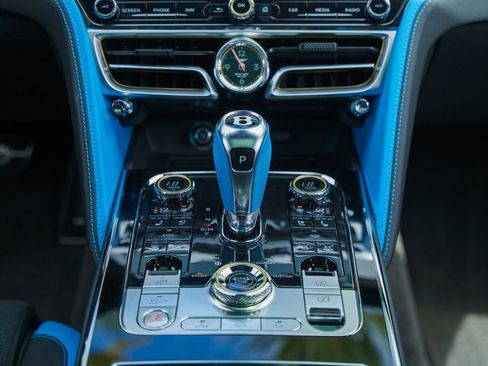 Used 2025 Bentley Flying Spur Plug-In Hybrid image 18