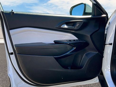 Used 2025 Chevrolet Trax LT w/ LT Convenience Package image 12