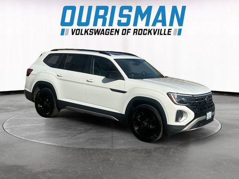 Used 2025 Volkswagen Atlas Peak Edition SE image 1