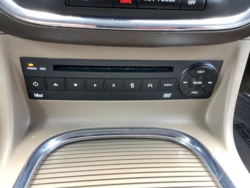 Used 2012 Chrysler Town & Country Limited image 46