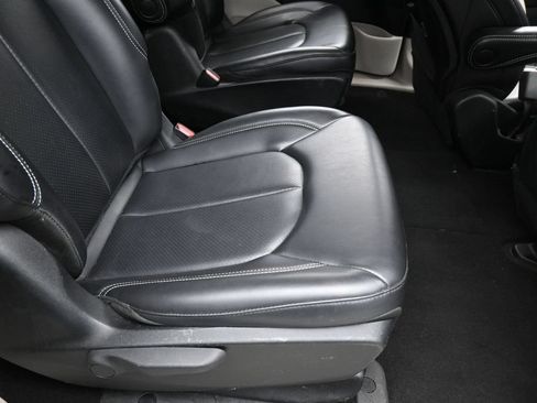 Used 2023 Chrysler Pacifica Touring-L FWD image 39