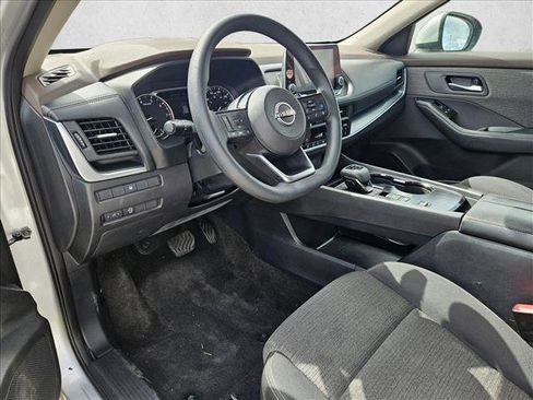 Used 2023 Nissan Rogue SV image 9