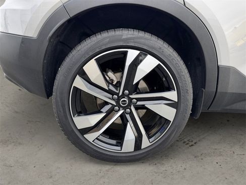 Certified 2025 Volvo XC40 B5 Plus image 7