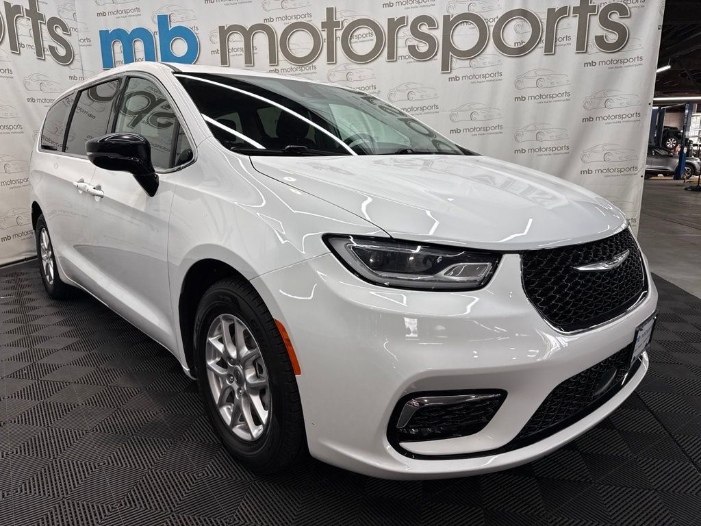 Used 2024 Chrysler Pacifica Touring-L FWD image 11
