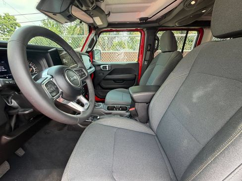 Used 2025 Jeep Wrangler Unlimited Sahara AWD/4WD image 27