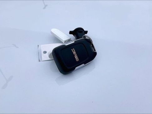 Used 2024 GMC Terrain SLT image 12