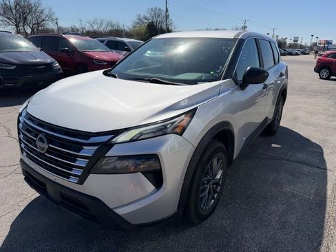 Used 2024 Nissan Rogue S AWD/4WD image 3