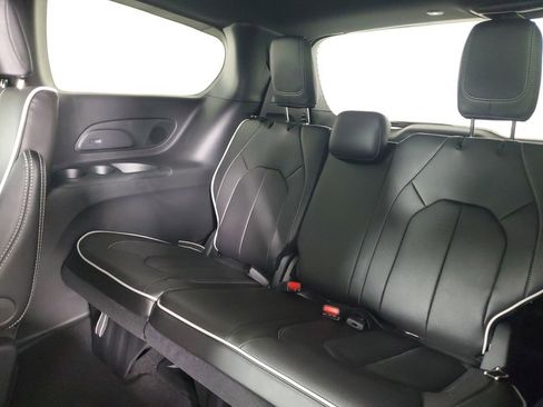 New 2026 Chrysler Pacifica Limited image 14