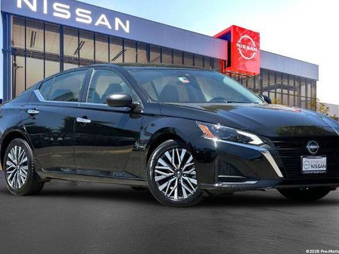 Certified 2024 Nissan Altima 2.5 SV FWD image 1