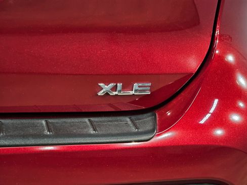 Certified 2024 Toyota Highlander XLE FWD image 40