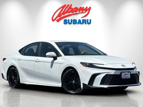 Used 2025 Toyota Camry SE FWD image 2