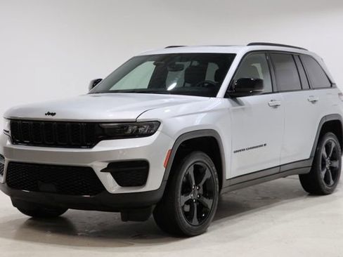 Used 2023 Jeep Grand Cherokee Altitude AWD/4WD image 3