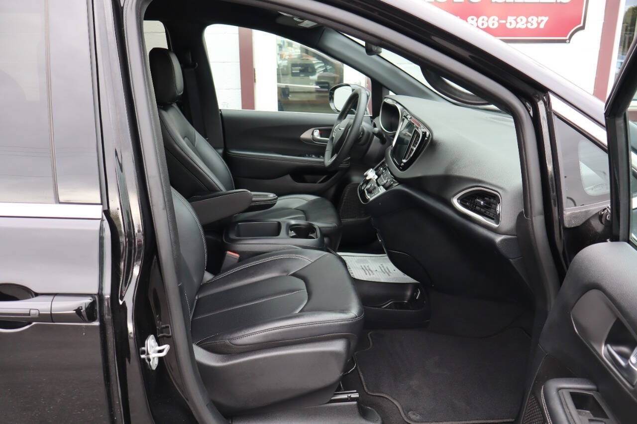 Used 2025 Chrysler Pacifica Select FWD image 8