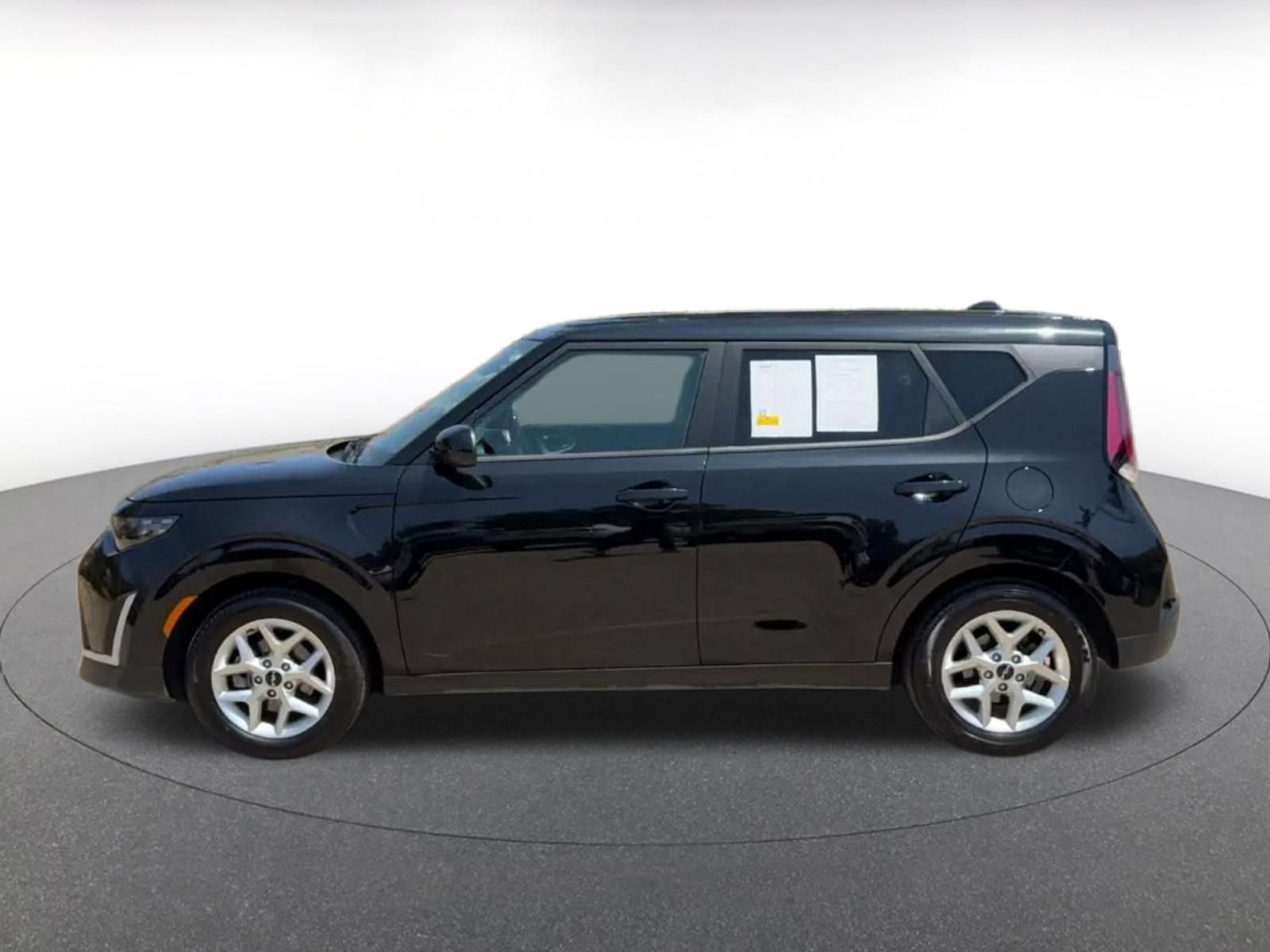 Used 2025 Kia Soul LX w/ LX Technology Package FWD image 8