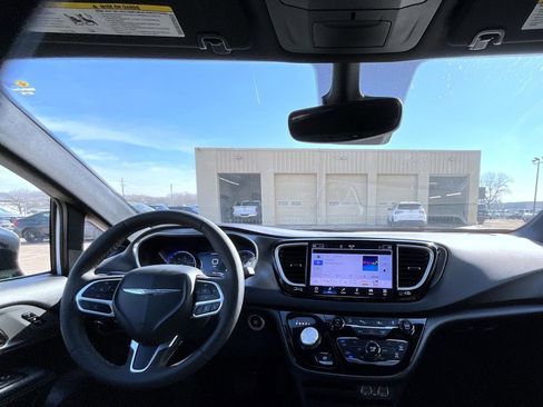 Used 2025 Chrysler Pacifica Select image 15