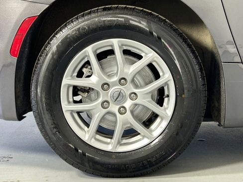 Used 2023 Chrysler Pacifica Touring-L FWD image 37