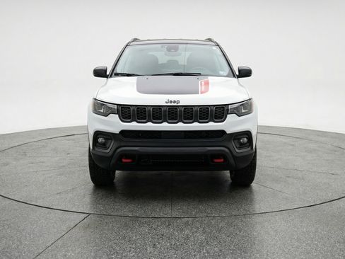 Used 2025 Jeep Compass Trailhawk image 2
