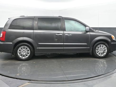 Used 2015 Chrysler Town & Country Limited image 6